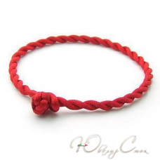 Красная нить в виде браслета (красная веревочка оберег на запястье)
